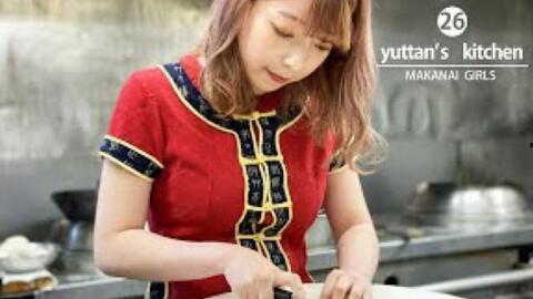 網(wǎng)紅大廚親手為美女做菜,為美女烹飪浪漫佳肴