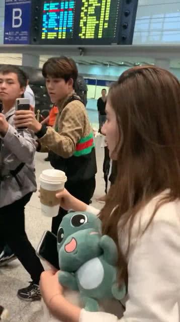 機場見到明星激動,粉絲激動不已瞬間成焦點